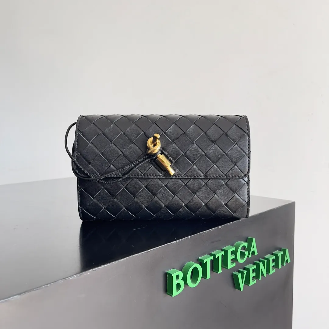 Batch 1160 BV Andiamo clutch wallet is super high-end🤎🤎How come the long clutch bag is so exquisite~ The braided style bag surface paired with all-copper hardware is really warm and high-end. The bag body is super light and can be grabbed easily! It can store a lot of small items and large mobile phones ~ very practical for daily use. Style number: 741504 Size: 19*11.5*3